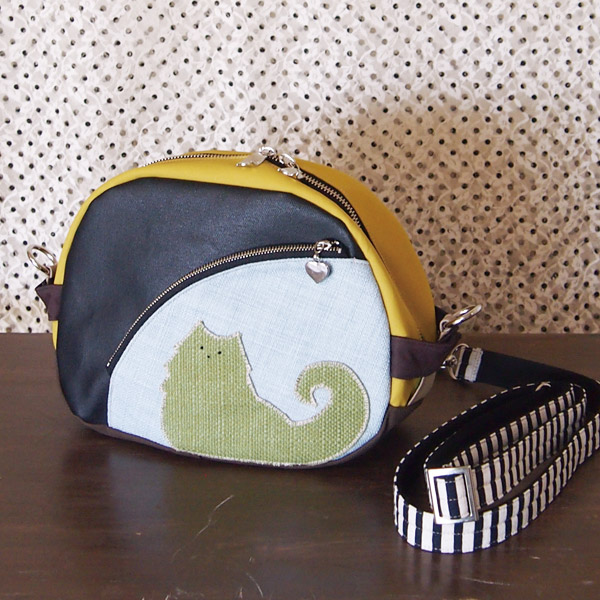 Box Shoulder * Light Green Cat（ボックスショルダー・黄緑色のねことお散歩）