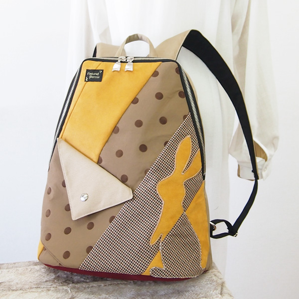 Slim Backpack * Beige Yellow Rabbit（スリムなリュック・ベージュと黄色のうさぎ柄）